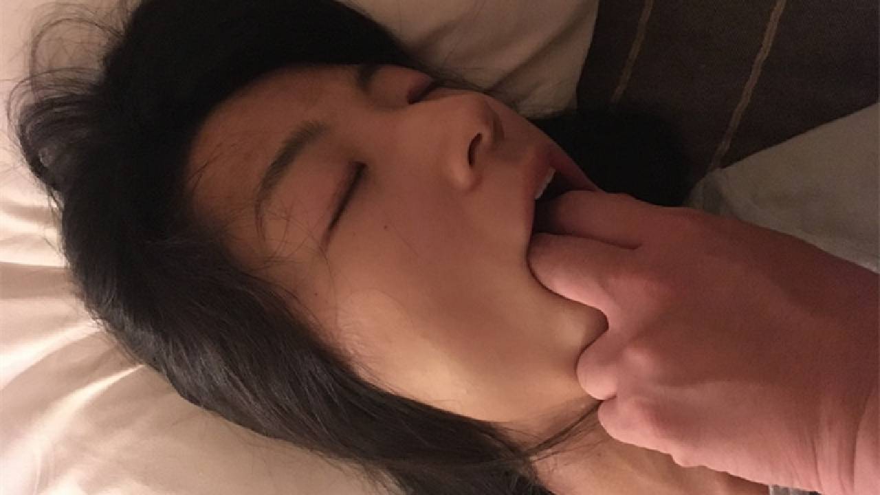 街头搭讪长腿JK女大生学生美眉下药带走肆意迷奸!