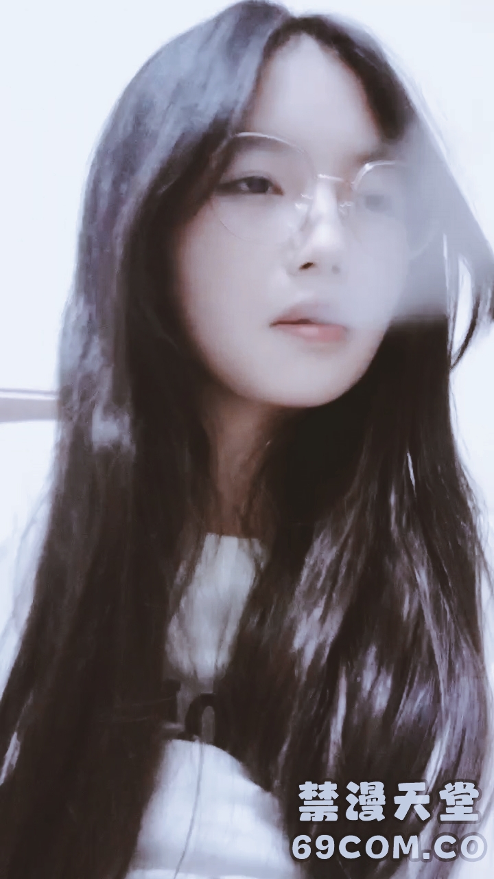 【禁漫直播】乖巧甜美新人眼镜妹！应观众要求道具自慰！拿出假屌吸吮,抽插微毛骚逼,翘起屁股后入