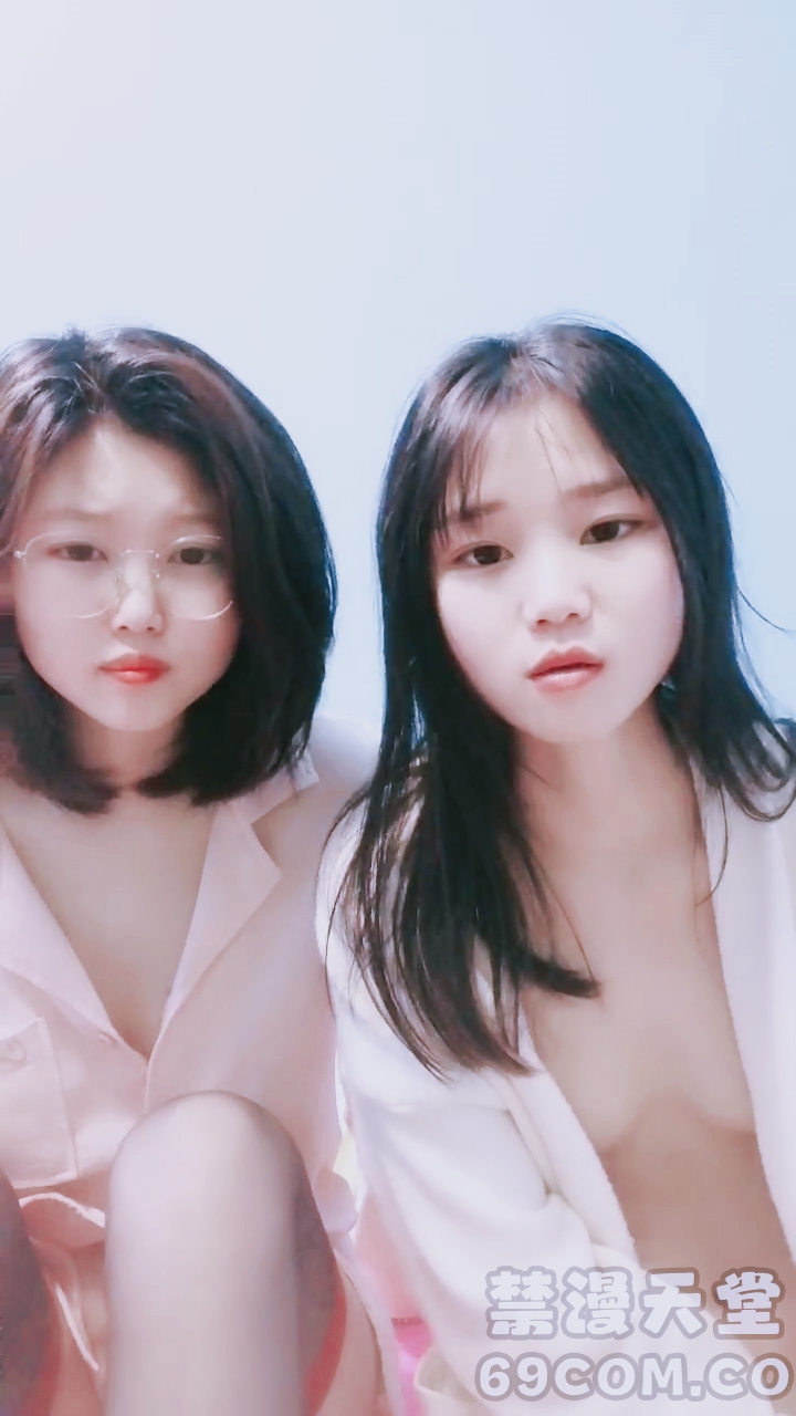 【禁漫直播】两个可爱的年轻小妹深夜露脸陪狼友发骚,揉奶玩逼互动深夜,对着镜头轮流掰开逼逼给狼友看,自慰呻吟好刺激