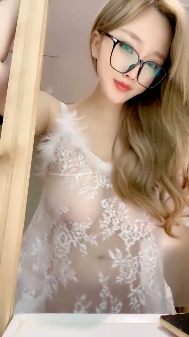 G罩杯顶级尤物女神！黑框眼镜性感睡衣！埋头吃屌一脸淫骚，主动骑乘位扭臀，两个大奶子晃动